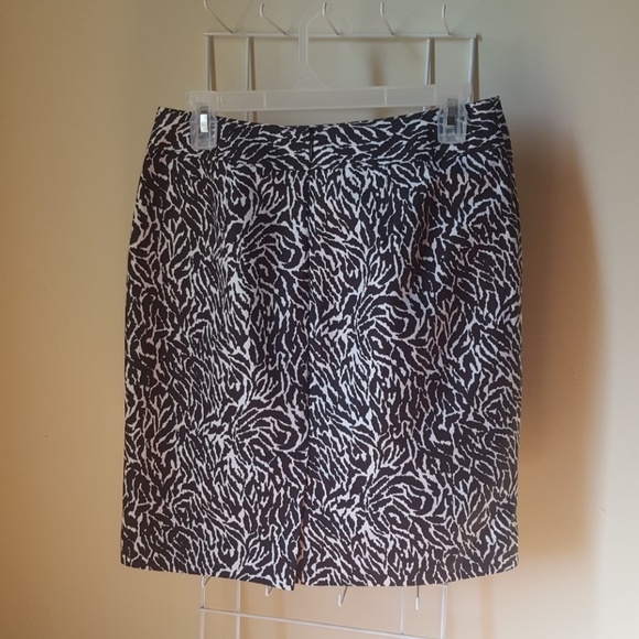 Ann Taylor Loft 💙Black & White Animal Print Skirt - Picture 2 of 4